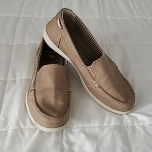 Crocs Walu Canvas Loafers in Tan